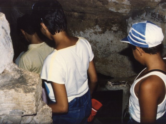 Viaggio d’istruzione a Malta di una classe della Scuola Media Annessa - Interno della grotta.Scarica il file