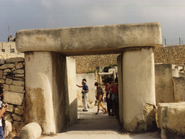 Viaggio d’istruzione a Malta di una classe della Scuola Media Annessa - Visita ad un sito archeologico.Scarica il file