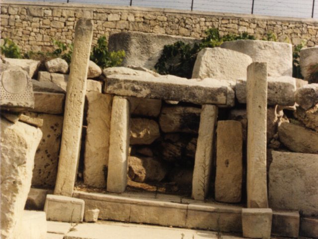 Viaggio d’istruzione a Malta di una classe della Scuola Media Annessa - Visita ad un sito archeologico.Scarica il file