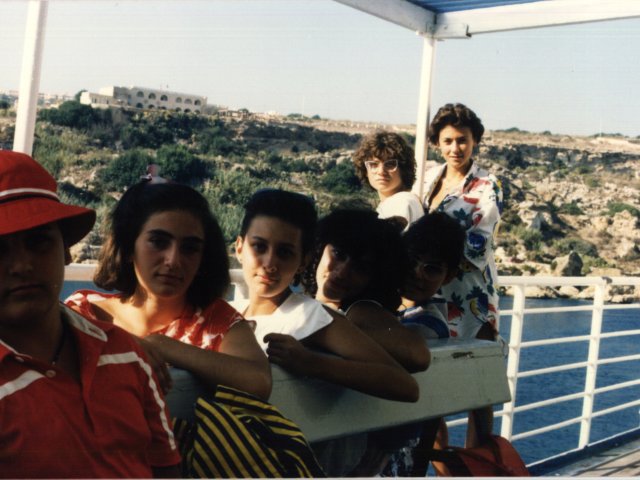 Viaggio d’istruzione a Malta di una classe della Scuola Media Annessa - Foto di gruppo sul traghetto.Scarica il file