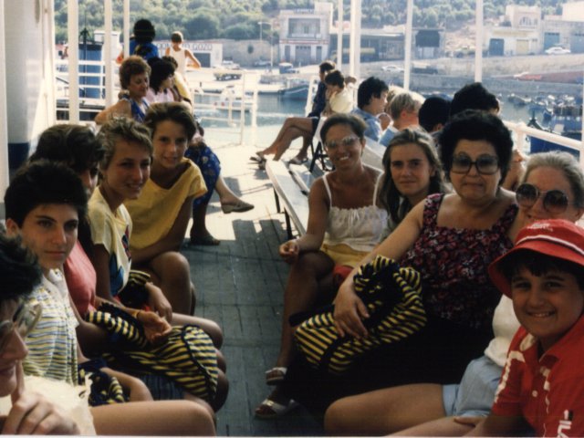 Viaggio d’istruzione a Malta di una classe della Scuola Media Annessa - Foto di gruppo sul traghetto.Scarica il file