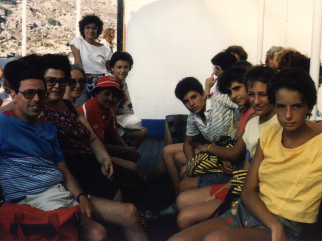 Viaggio d’istruzione a Malta di una classe della Scuola Media Annessa - Foto di gruppo sul traghetto.Scarica il file