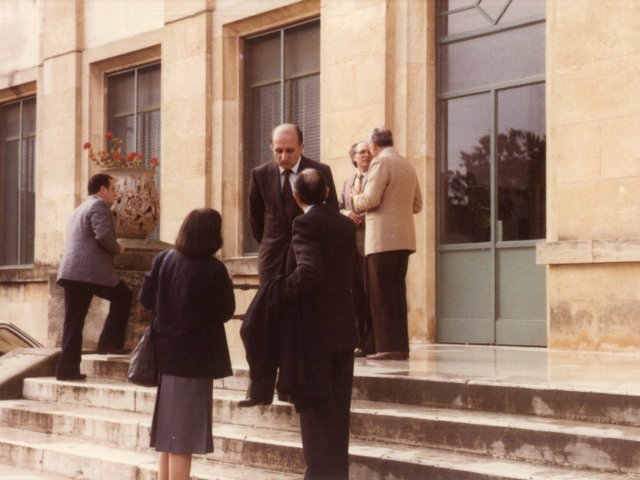 Visita alla scuola del Dott Sinisi del Ministero della PI e del Provveditore Giovanni Gigli - Gli ospiti sulla scala d’ingresso.Scarica il file