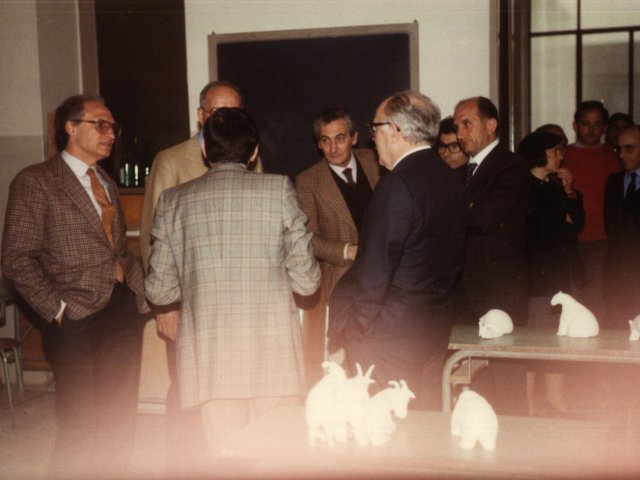 Visita alla scuola del Dott Sinisi del Ministero della PI e del Provveditore Giovanni Gigli - Nella foto si riconoscono da sinistra: ? il Preside Arces (di spalle), dietro di lui il Provveditore Gigli, il prof. Giancarlo Tambone, il dott. Sinisi, il prof. Francesco Galeone, ?.Scarica il file