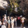 Viaggio d’istruzione a Malta di una classe della Scuola Media Annessa - Foto di gruppo all’ingresso delle grotte.Scarica il file