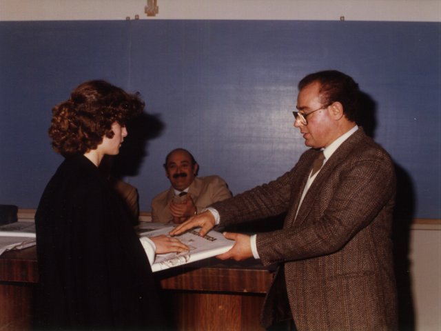 Inaugurazione del Corso di Restauro Ceramico - L’alunna del Corso di Restauro Anna Laino, dona al Sindaco Zinzanella la piastrella maiolicata celebrativa dell’evento.Scarica il file