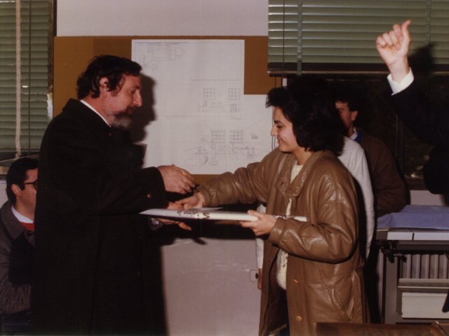 Inaugurazione del Corso di Restauro Ceramico - L’alunna del Corso di Restauro Gabriella La Grotta, dona ad un intervenuto la piastrella maiolicata celebrativa dell’evento.Scarica il file