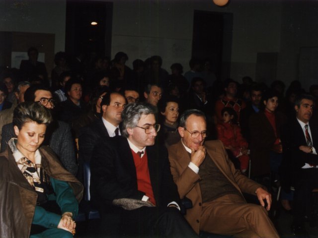 Evento non individuato - Nel pubblico si riconoscono, in prima fila a destra, il Provveditore agli Studi di Taranto dott. Alfengo Carducci. Dietro di lui, da sinistra, i proff. Laruccia e Domenico Galeone. A destra il prof. Orazio Del Monaco e, dietro, la sig.ra Kathy Sannicola.Scarica il file