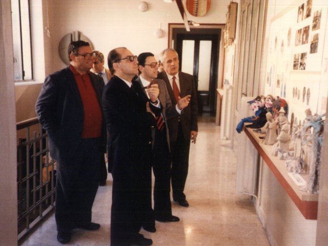 L’On Domenico Maria Amalfitano visita la 2ª Mostra Didattica - Il Preside Arces guida  l’On. Amalfitano nella visita alla mostra. Alle loro spalle i proff. Cosimo Fornaro e Orazio Del Monaco.Scarica il file