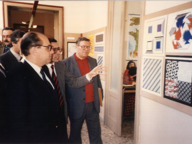 L’On Domenico Maria Amalfitano visita la 2ª Mostra Didattica - Il Preside Arces guida  l’On. Amalfitano nella visita alla mostra. Con loro i proff. Cosimo Fornaro.Scarica il file