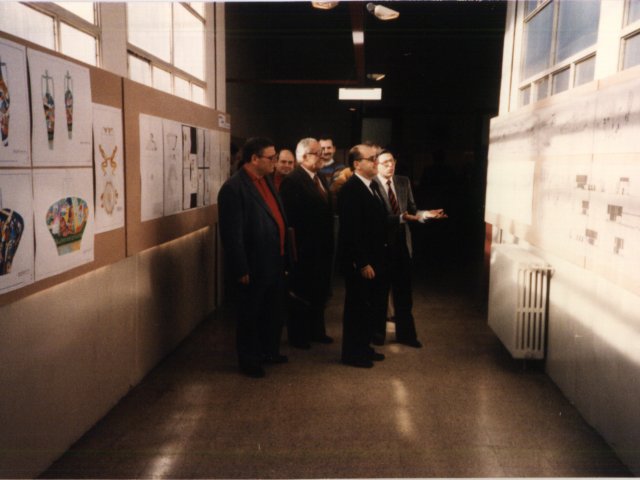 L’On Domenico Maria Amalfitano visita la 2ª Mostra Didattica - Il Preside Arces guida  l’On. Amalfitano nella visita alla mostra. Con loro i proff. Cosimo Fornaro, Domenico Galeone e Antonio Quaranta.Scarica il file