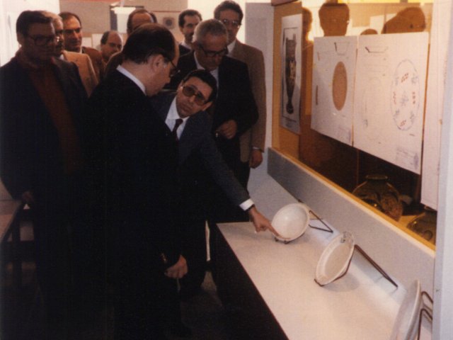 L’On Domenico Maria Amalfitano visita la 2ª Mostra Didattica - Gli ospiti visitano la sezione della Mostra occupata dal Corso di Restauro Ceramico.Scarica il file