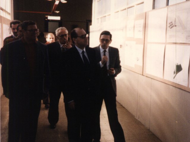 L’On Domenico Maria Amalfitano visita la 2ª Mostra Didattica - Gli ospiti proseguono nella visita alla mostra.Scarica il file