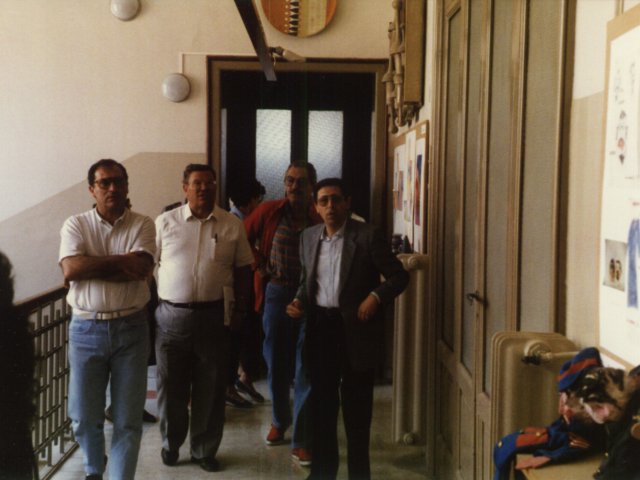 Nino Manfredi visita la 2ª Mostra Didattica - Enzo D’Alò, Cosimo Fornaro, Nino Manfredi ed il Preside Arces.Scarica il file