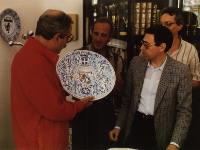 Nino Manfredi visita la 2ª Mostra Didattica - Nino Manfredi, riceve in dono un piatto ornamentale (opera del prof. Gennaro Orazio) in ricordo della sua visita nella nostra scuola.Scarica il file