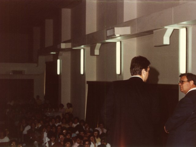 Teatro Monticello - Incontro-conferenza con il cardiochirurgo Tessler dell’ospedale di Potenza - Il Dott. Tessler ed il prof. Cosimo Fornaro.Scarica il file