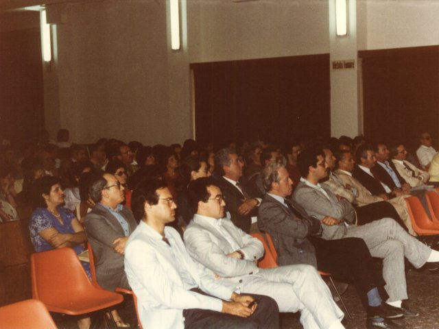 Teatro Monticello - Incontro-conferenza con il cardiochirurgo Tessler dell’ospedale di Potenza - La platea degli intervenuti alla conferenza.Scarica il file