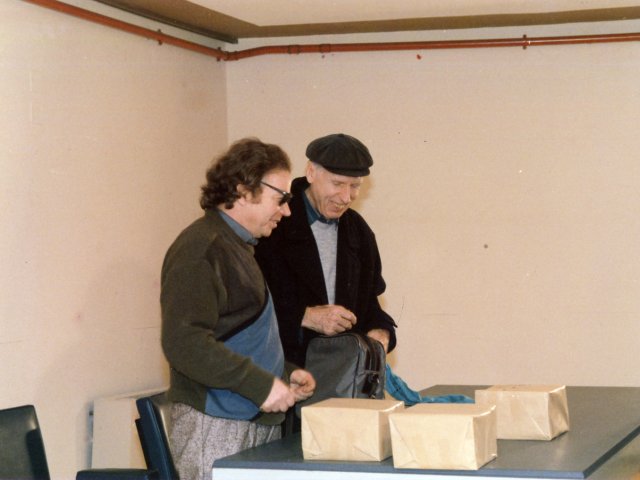 Visita dell’artista Ernesto Treccani - Il ceramista-scultore Ciro Fornaro ed Ernesto Treccani nell’auditorium dell’Istituto.Scarica il file