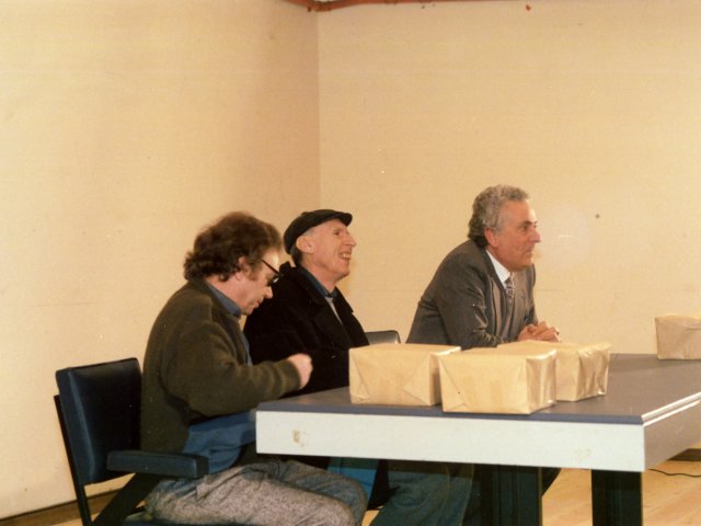 Visita dell’artista Ernesto Treccani - Il ceramista-scultore Ciro Fornaro, Ernesto Treccani ed il Preside Vincenzo De Filippis nell’auditorium dell’Istituto.Scarica il file