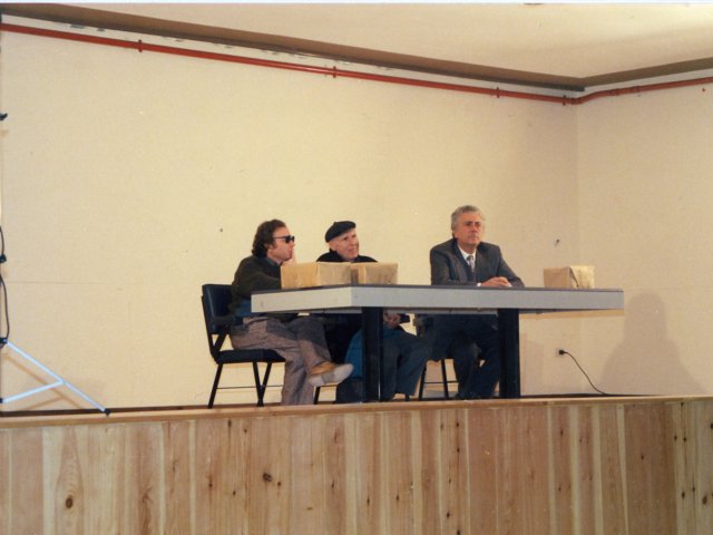 Visita dell’artista Ernesto Treccani - Il ceramista-scultore Ciro Fornaro, Ernesto Treccani ed il Preside Vincenzo De Filippis nell’auditorium dell’Istituto.Scarica il file