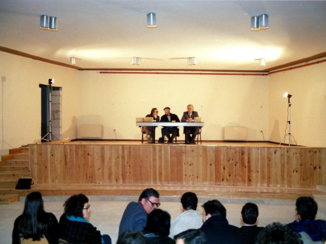 Visita dell’artista Ernesto Treccani - Il ceramista-scultore Ciro Fornaro, Ernesto Treccani ed il Preside Vincenzo De Filippis nell’auditorium dell’Istituto.Scarica il file