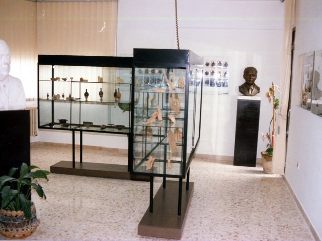 Museo didattico archeologico - Nel primo periodo di utilizzo della nuova struttura di via Jacopo della Quercia, nell’attuale aula n. 29 venne allestito il Museo didattico archeologico.Scarica il file