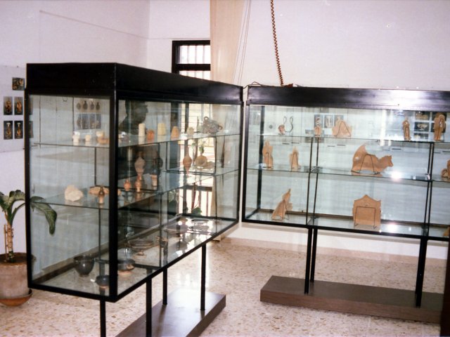 Museo didattico archeologico - Nel primo periodo di utilizzo della nuova struttura di via Jacopo della Quercia, nell’attuale aula n. 29 venne allestito il Museo didattico archeologico.Scarica il file