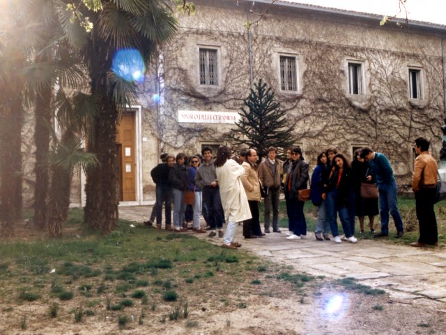 Viaggio d’istruzione a Faenza - Gli alunni del Corso di Restauro della ceramica sono in visita al Museo Internazionale delle ceramiche di Faenza. Al centro del gruppo si riconosce il prof. Domenico Galeone.Scarica il file