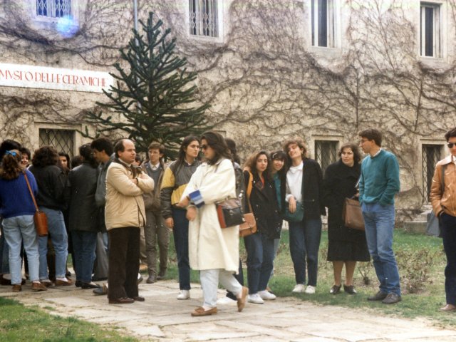 Viaggio d’istruzione a Faenza - Gli alunni del Corso di Restauro della ceramica sono in visita al Museo Internazionale delle ceramiche di Faenza. Al centro del gruppo si riconosce il prof. Domenico Galeone.Scarica il file