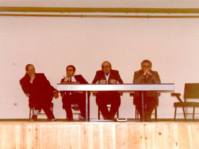 Conferenza di Massimo Griffo sul tema “Il linguaggio dell’arte del ‘900” - Sul palco dell’auditorium  da sinistra: ?, Oronzo D’Amuri, Massimo griffo, e il Preside De Filippis.Scarica il file