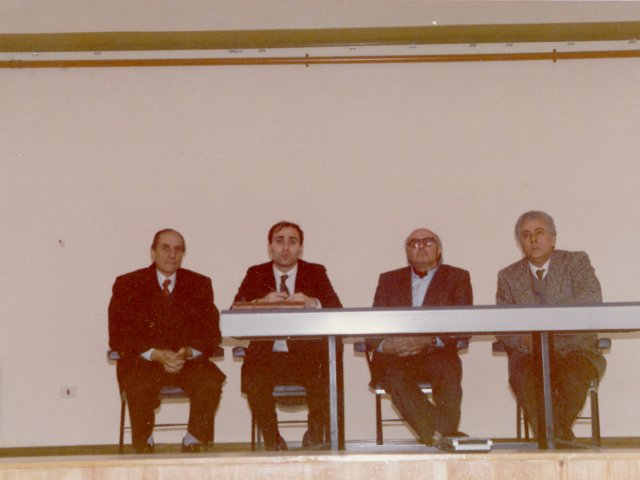 Conferenza di Massimo Griffo sul tema “Il linguaggio dell’arte del ‘900” - Sul palco dell’auditorium  da sinistra: ?, Oronzo D’Amuri, Massimo griffo, e il Preside De Filippis.Scarica il file