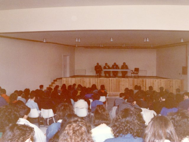 Conferenza di Massimo Griffo sul tema “Il linguaggio dell’arte del ‘900” - Sul palco dell’auditorium  da sinistra: ?, Oronzo D’Amuri, Massimo griffo, e il Preside De Filippis.Scarica il file