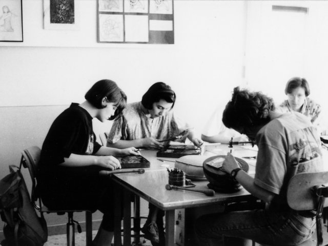 Momenti di vita scolastica - Laboratorio di Sbalzo sezione Oreficeria. Scarica il file