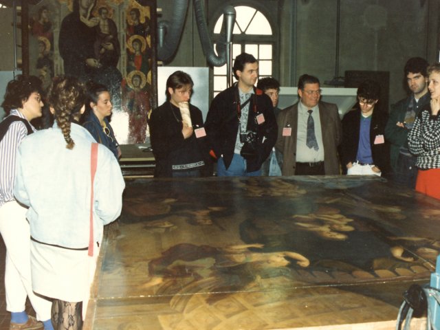 Viaggio d’istruzione del Corso di Restauro a Firenze - Gli alunni del Corso di restauro nei laboratori dell’Opificio delle Pietre Dure di Firenze.Scarica il file