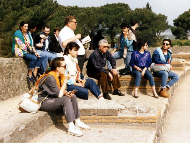 Viaggio d’istruzione del Corso di Restauro a Napoli e Pompei - Seduti sul muretto: Rosalba Petruzzelli, Marco Lorè, prof. Antonio Quaranta e Ciro Scappati. Da sinistra: Carmela Solito, Mimma Nisi, prof. Cosimo Fornaro, il Preside Vincenzo De Filippis, Eligio Nigro, Antonella Pizzoleo e Amedeo Petruzzelli.Scarica il file