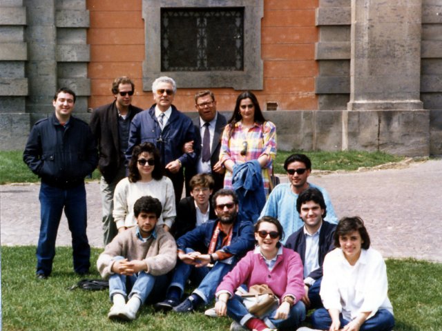 Viaggio d’istruzione del Corso di Restauro a Napoli e Pompei - Nel giardino del Museo di Capodimonte: Lorenzo Anti, Gianni Lonoce, Eligio Nigro, Antonella Pizzoleo, il Preside Vincenzo De Filippis, Ciro Scappati, i proff. Cosimo Fornaro e Antonio Quaranta, Rosalba Petruzzelli, Carmela Solito, Amedeo Petruzzelli, MarcScarica il file