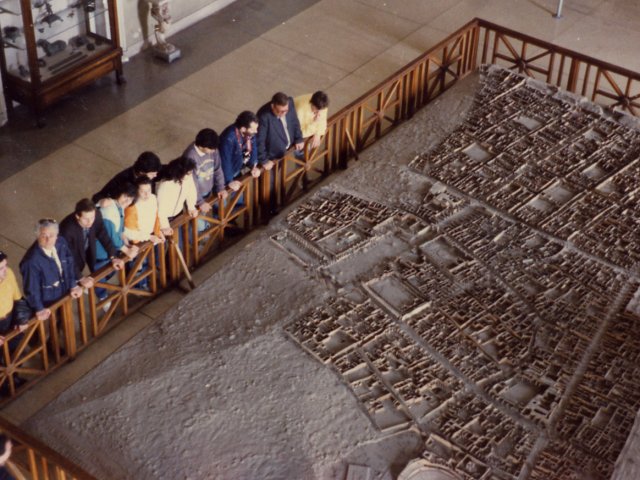 Viaggio d’istruzione del Corso di Restauro a Napoli - Gli alunni del Corso di Restauro in visita al museo nazionale archeologico di Napoli. Il gruppo dei visitatori davanti al plastico della città di Pompei.Scarica il file