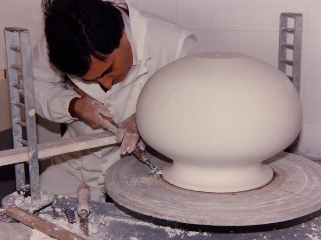 Mostra del Corso di restauro - Lavori preparatori del materiale per la mostra di Anghiari. Il prof. Pasquale Chianura tornisce in gesso un’olla che sarà utilizzata per il lavoro successivo degli alunni del corso di restauro.Scarica il file