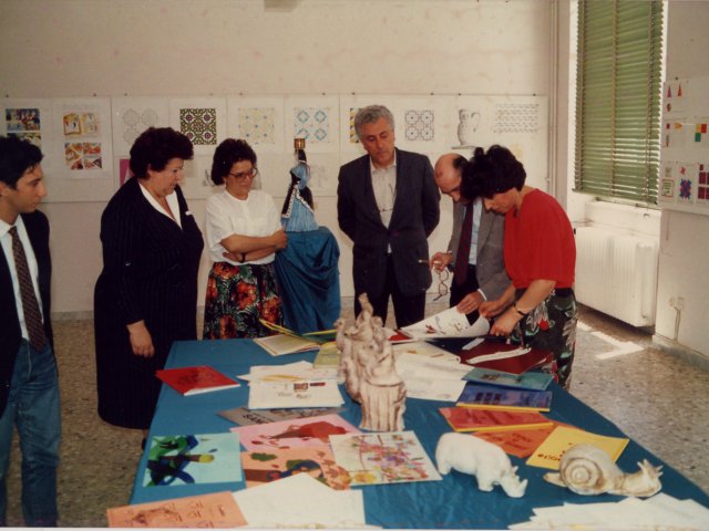 Visita del Capo dell’Ispettorato per l’Istruzione artistica, dott Mistretta - Il prof. Nicola Gigante, ?, prof.ssa Indellicati, Preside De Filippis, dott. Mistretta, prof.ssa Spagnulo.Scarica il file