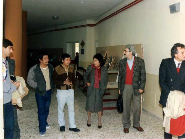 Visita della dottssa Nora Habed Sarra - La dott.ssa Nora Habed Sarra, Primo Segretario dell’Ambasciata del Nicaragua presso la Santa Sede e il dott. Elio Di Odoardo del MOLISV di Roma, visitano la scuola. Con il gruppo di visitatori i due ceramisti nicaraguensi che svolsero un corso di aggiornaScarica il file