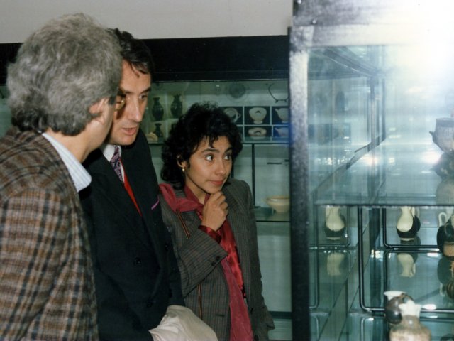 Visita della dottssa Nora Habed Sarra - La dott.ssa Nora Habed Sarra, Primo Segretario dell’Ambasciata del Nicaragua presso la Santa Sede e il dott. Elio Di Odoardo del MOLISV di Roma, visitano la scuola. Gli ospiti nel Museo didattico archeologico.Scarica il file