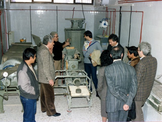 Visita della dottssa Nora Habed Sarra - La dott.ssa Nora Habed Sarra, Primo Segretario dell’Ambasciata del Nicaragua presso la Santa Sede e il dott. Elio Di Odoardo del MOLISV di Roma, visitano la scuola. Gli ospiti nella sala macchine per il riciclo dell’argilla.Scarica il file