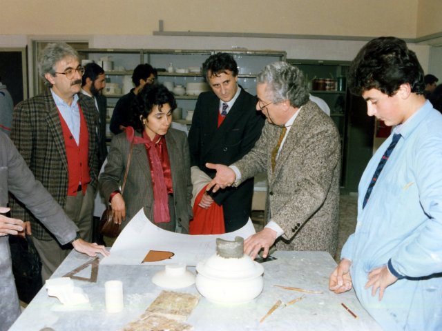 Visita della dottssa Nora Habed Sarra - La dott.ssa Nora Habed Sarra, Primo Segretario dell’Ambasciata del Nicaragua presso la Santa Sede e il dott. Elio Di Odoardo del MOLISV di Roma, visitano la scuola. Gli ospiti nell’aula di formatura e stampatura.Scarica il file