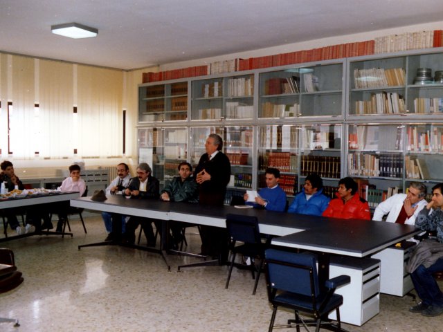 Cerimonia di commiato dei due ceramisti nicaraguensi - A conclusione del corso di aggiornamento tecnologico che i due ceramisti nicaraguensi hanno svolto nella nostra scuola, una breve cerimonia di commiato si svolge nella biblioteca. Il Preside Vincenzo De Filippis fa il suo intervento.Scarica il file