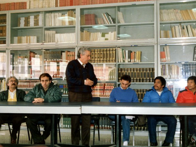 Cerimonia di commiato dei due ceramisti nicaraguensi - A conclusione del corso di aggiornamento tecnologico che i due ceramisti nicaraguensi hanno svolto nella nostra scuola, una breve cerimonia di commiato si svolge nella biblioteca. Il Preside Vincenzo De Filippis fa il suo intervento.Scarica il file