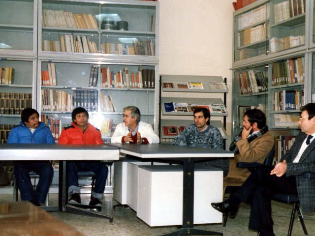 Cerimonia di commiato dei due ceramisti nicaraguensi - A conclusione del corso di aggiornamento tecnologico che i due ceramisti nicaraguensi hanno svolto nella nostra scuola, una breve cerimonia di commiato si svolge nella biblioteca. Intervento del prof. Orazio Del Monaco che ha svolto la parte tecnologica dScarica il file