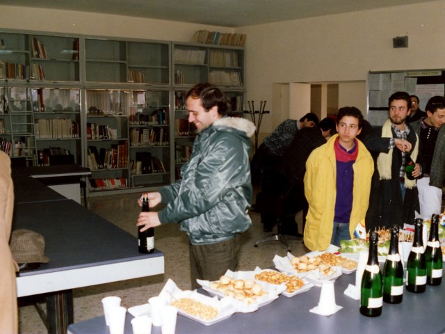 Cerimonia di commiato dei due ceramisti nicaraguensi - A conclusione del corso di aggiornamento tecnologico che i due ceramisti nicaraguensi hanno svolto nella nostra scuola, una breve cerimonia di commiato si svolge nella biblioteca. Il buffet.Scarica il file