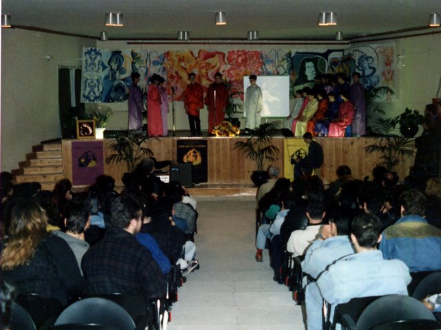 Manifestazione “Omaggio alla Donna” - L’Istituto Statale d’Arte e la Scuola Media Annessa presentano “OMAGGIO ALLA DONNA”, sfilata di moda, recital e commedia dedicate alla donna. Le manifestazioni, svoltesi nell’auditorium, sono state coordinate dalle prof.sse Cristina Ettorre, per la S.M.A.Scarica il file