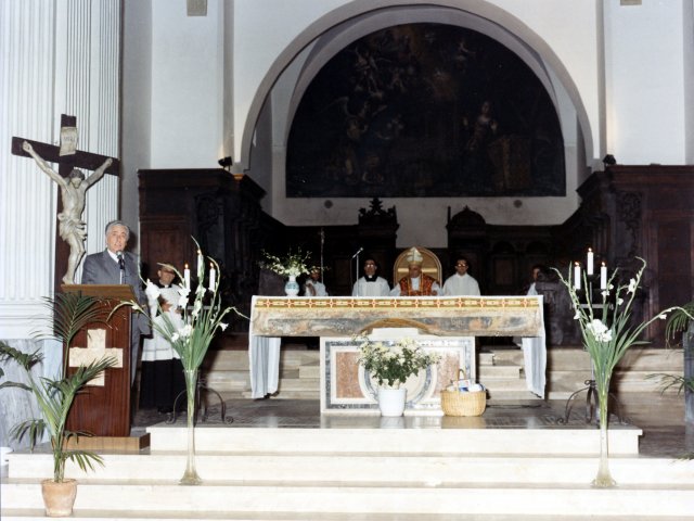 Cerimonia di inaugurazione as 1988/89 - Nella chiesa Madre si tiene la cerimonia religiosa per l’inaugurazione dell’anno scolastico 1988/89. Sull’altare il Preside Vincenzo De Filippis fa il suo intervento. In fondo all’altare il Vescovo S.E. Salvatore De Giorgi.Scarica il file