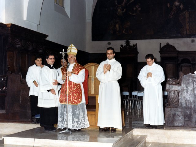 Cerimonia di inaugurazione as 1988/89 - Nella chiesa Madre si tiene la cerimonia religiosa per l’inaugurazione dell’anno scolastico 1988/89. Intervento del Vescovo S.E. Salvatore De Giorgi.Scarica il file